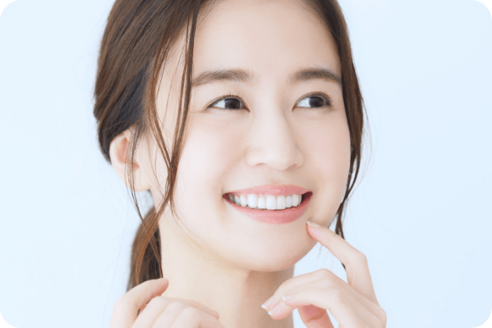 女性が歯を見せて笑っている写真